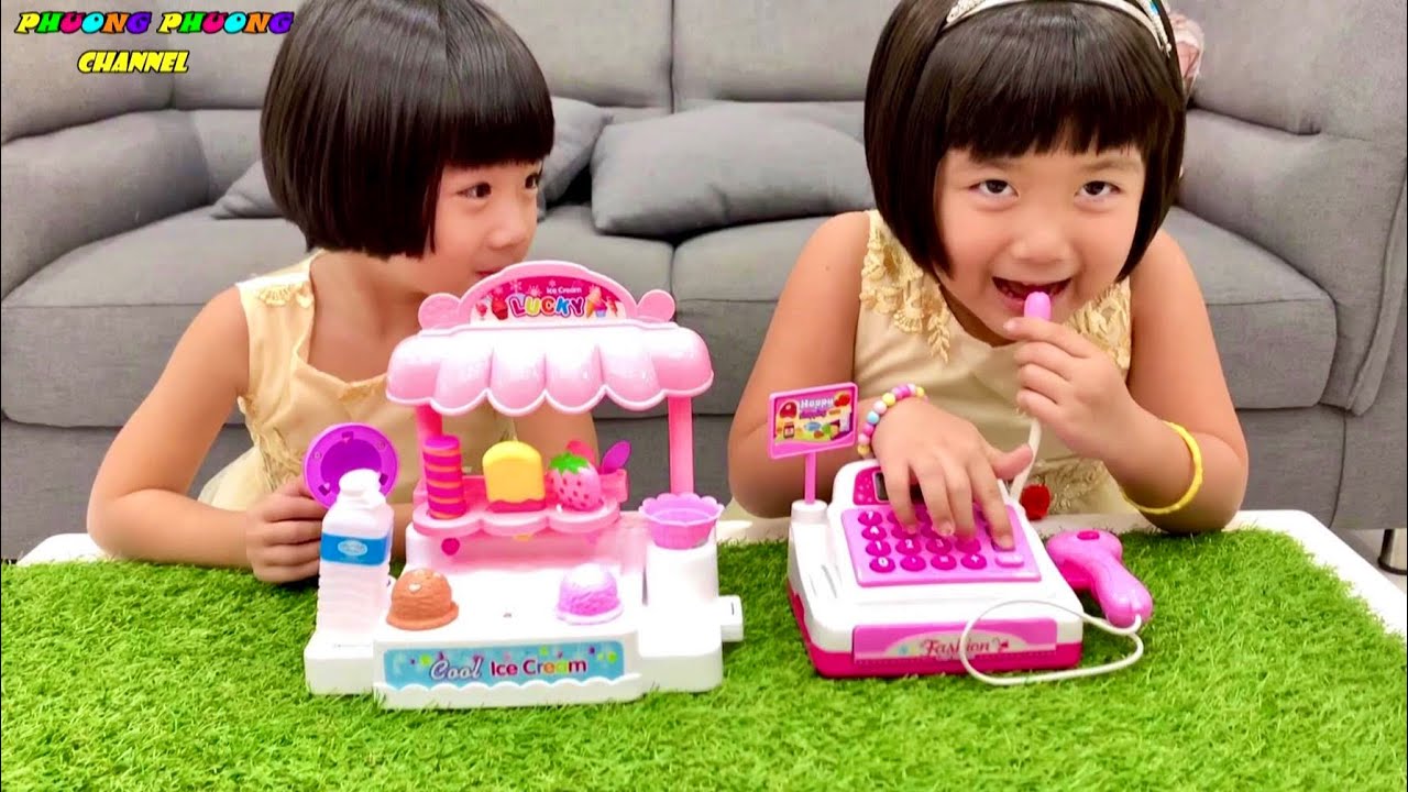 quầy bán kem và máy tính tiền siêu thị của 2 chị em Phương Phương