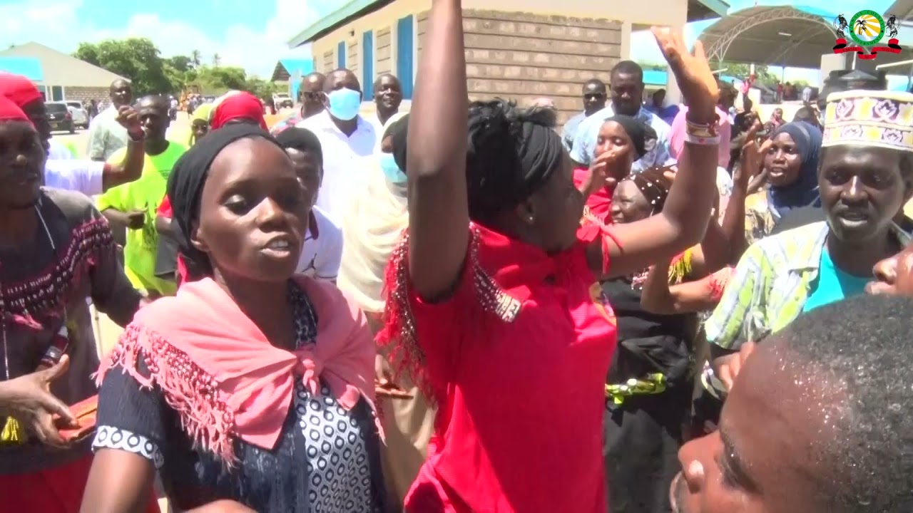 Hamisi Mwagarashi Akitumbuiza wageni katika Ufunguzi Rasmi wa Kombani Fresh Produce Market