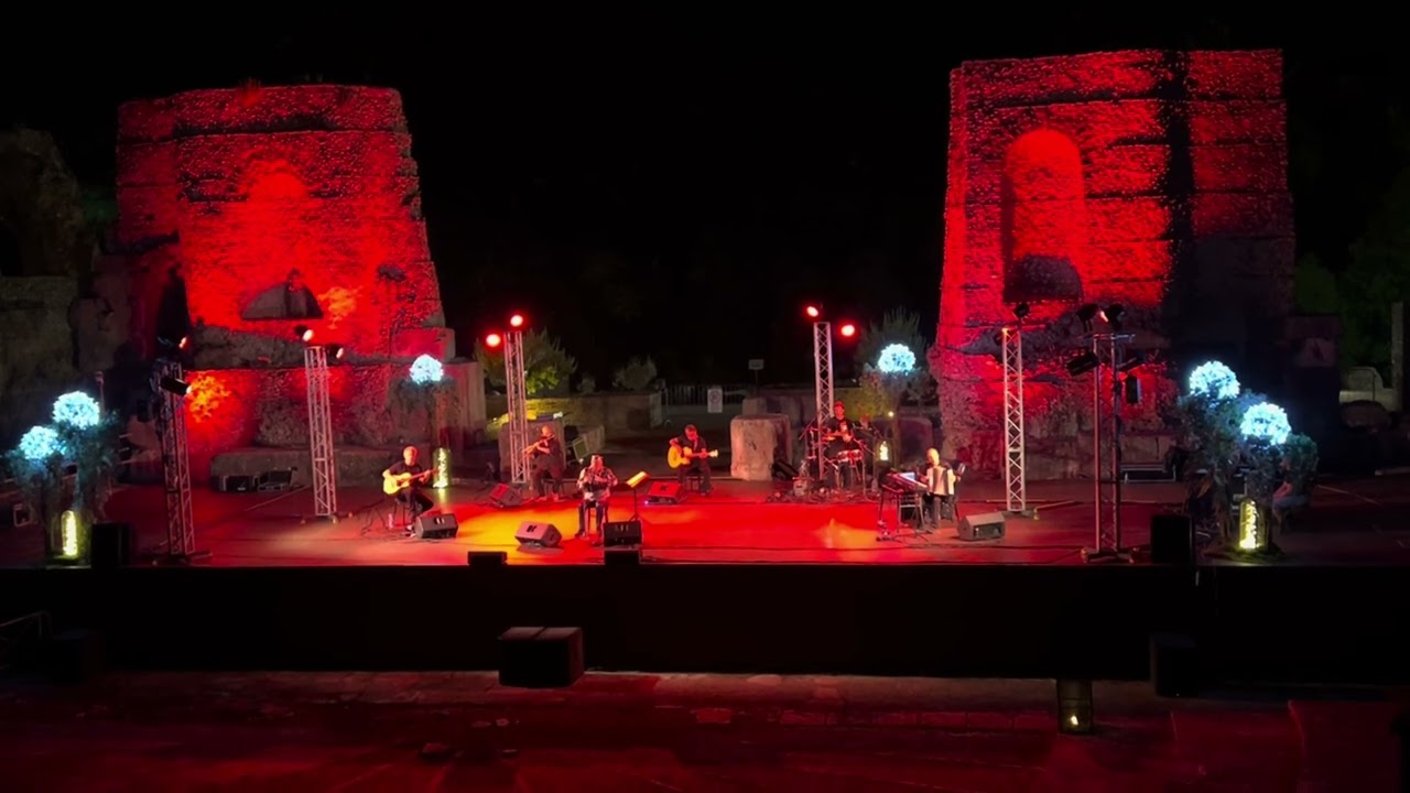 Tammurriata nera di Peppe Barra al Teatro Romano Di Benevento