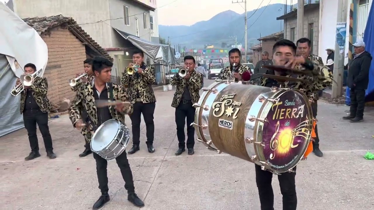 Con esta chilena se presentó la banda tierra del sol POR PRIMERA VEZ EN AHUEJUTLA OAXACA