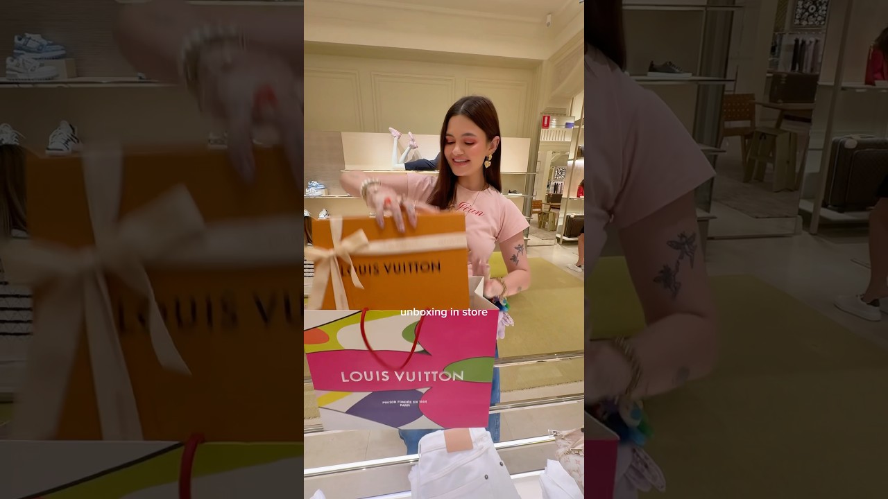 Shopping the new @louisvuitton x Murakami collaboration 🌸🍒⭐️ #louisvuitton #murakami #unboxing
