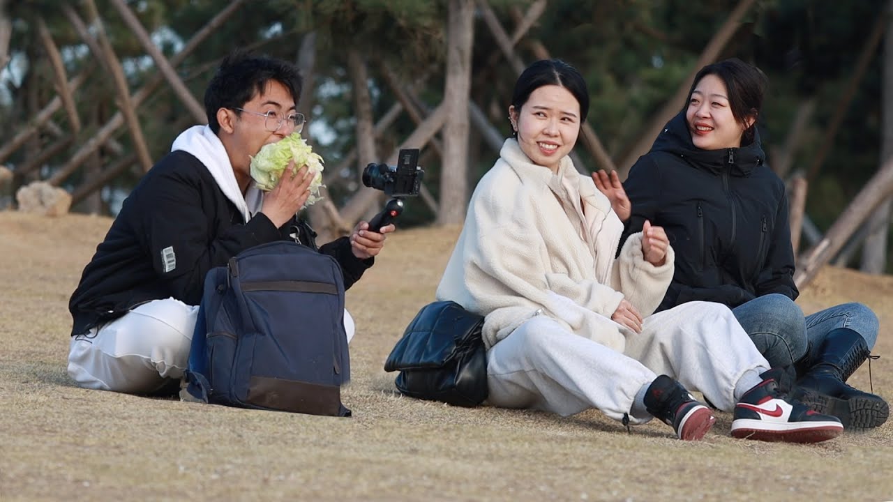 Outdoor ASMR Mukbang | Prank 小伙户外沉浸式硬核吃播，路人憋笑憋出内伤