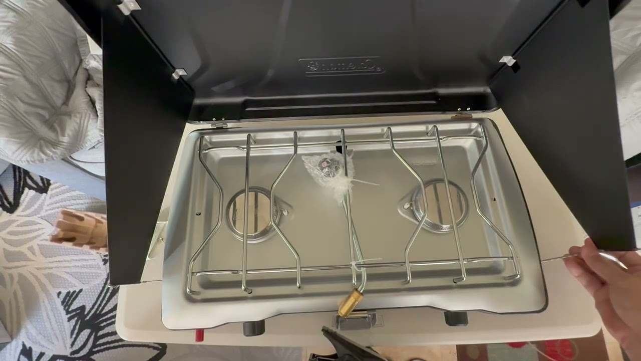 Распаковка портативной газовой походной плиты Coleman Triton+ с двумя конфорками и системой мгнов...