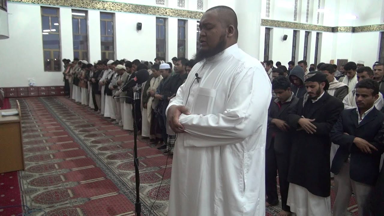 Ustaz Khairul Ikhwan Al-Muqri, mengimami solat Maghrib di Masjid Sakan Abu Luhum, Sana'a Yamen