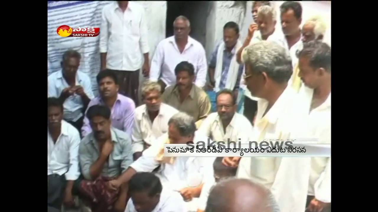 Penumaka farmers protest at CRDA Office