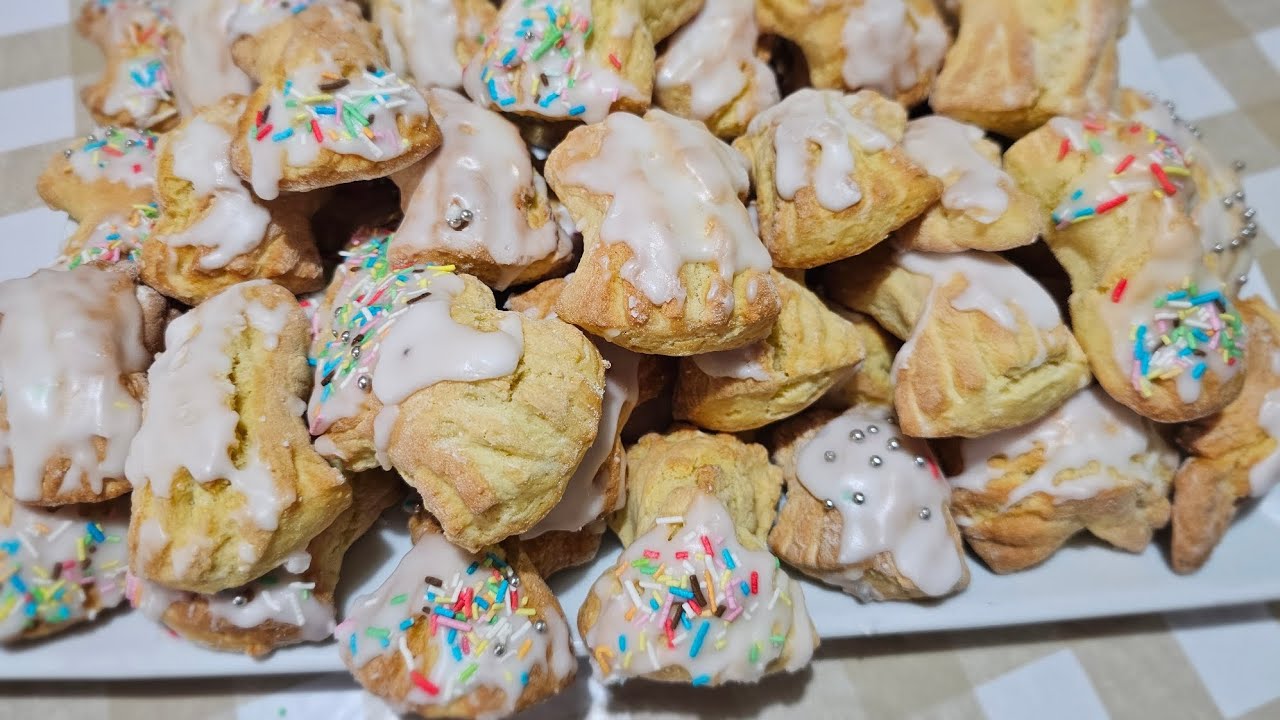 Biscottini a fiocco: la dolcezza della frolla che si intreccia con delicatezza della glassa👌😉 