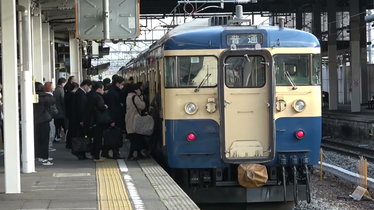 令和8年3月平日初日、ダイヤ改正まで残り2週間を切り、ダイヤ改正以降、朝の時間帯で運用が変わる、しなの鉄道115系普通列車と、ダイヤ改正以降も運用が変わらない、しなの鉄道115系普通列車ほか。
