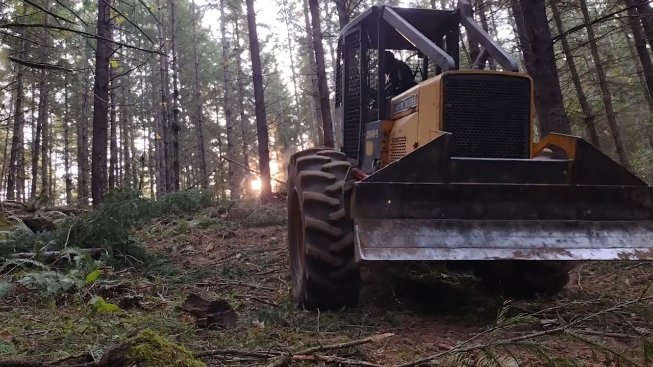 John Deere 540B grapple skidder, 1st thinning logging. Last plot of the season before rain. -Part 2-