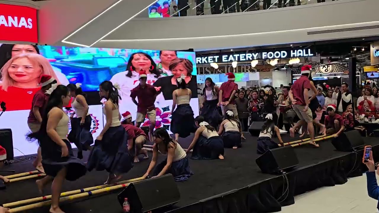 Clarkstown Tinikling в торговом центре American Dream Mall — Рождество в Америке.