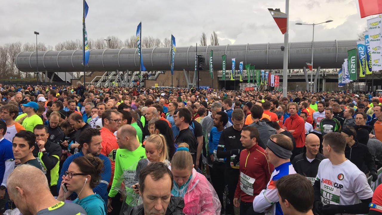010nu - 12.000 lopers trotseerden zes bruggen tijdens de DSW Bruggenloop