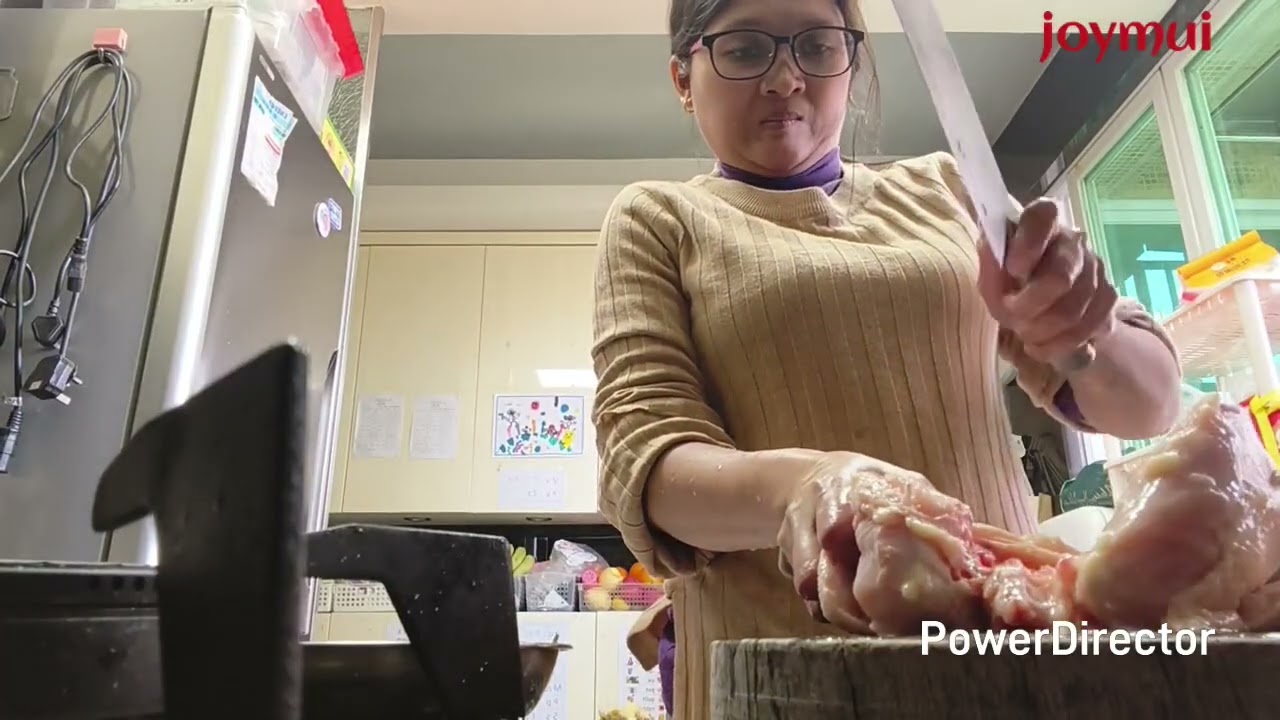 potong potong sayur persiapan masak di rumah majikan 