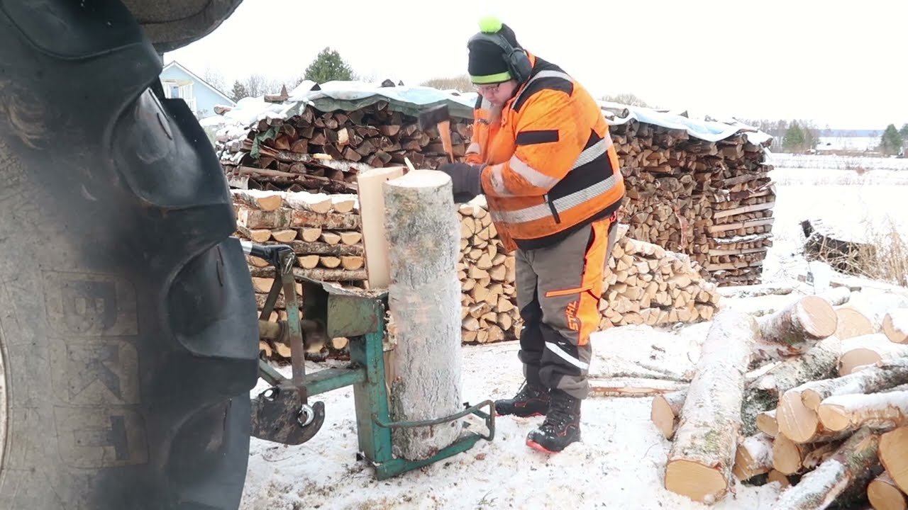 Halkojen tekoa leskentekij&auml;ll&auml; - Making firewood