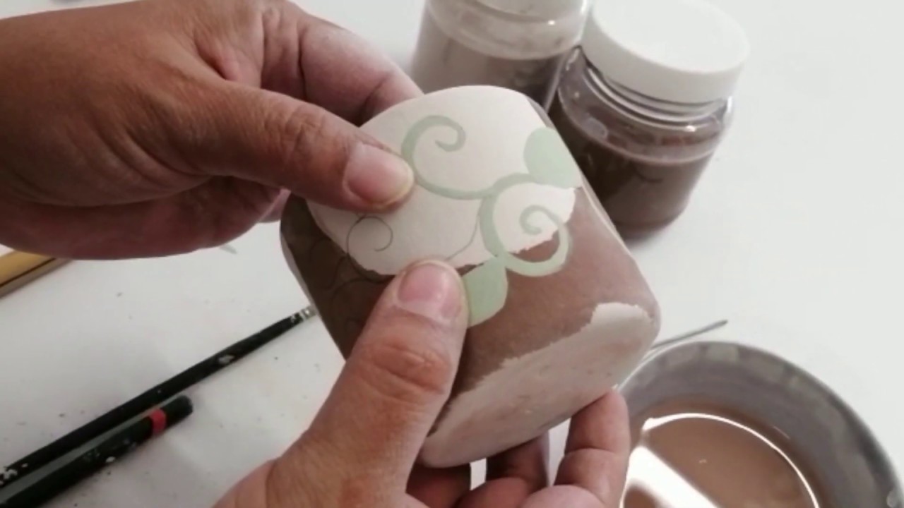 Decorar con engobe parte 1 - clases de cerámica en casa