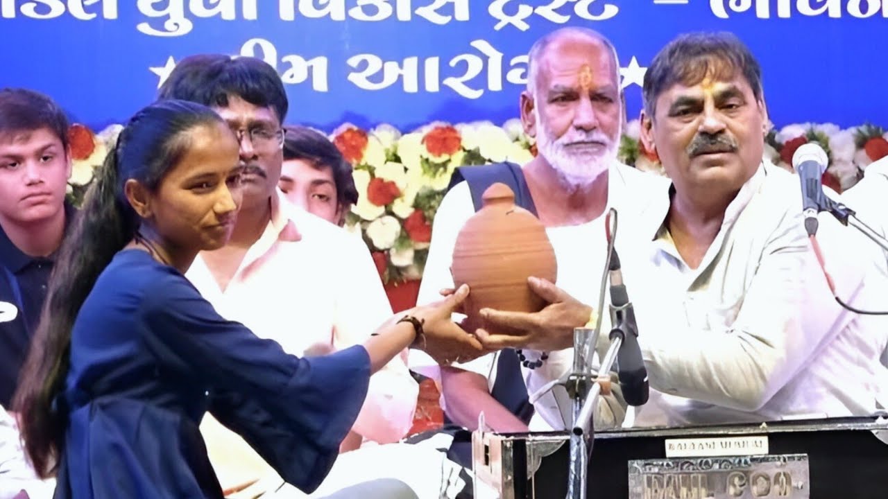 ચાલુ #ડાયરામા #માયાભાઇ આહીરે નાની #દીકરીના ગલ્લામાં પૈસા નાખીને #દાન આપ્યુ