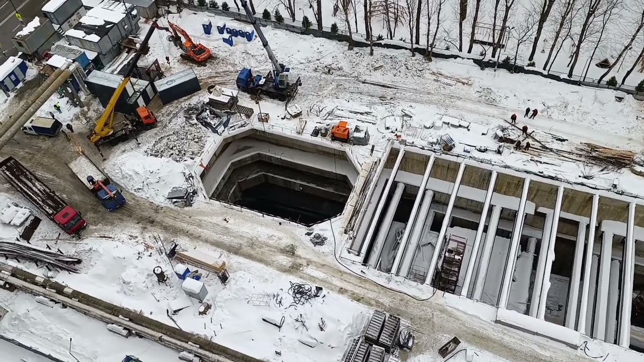 На площадке Бульвар Генерала Карбышева Рублëво-Архангельской линии ведется возведение венткиосков