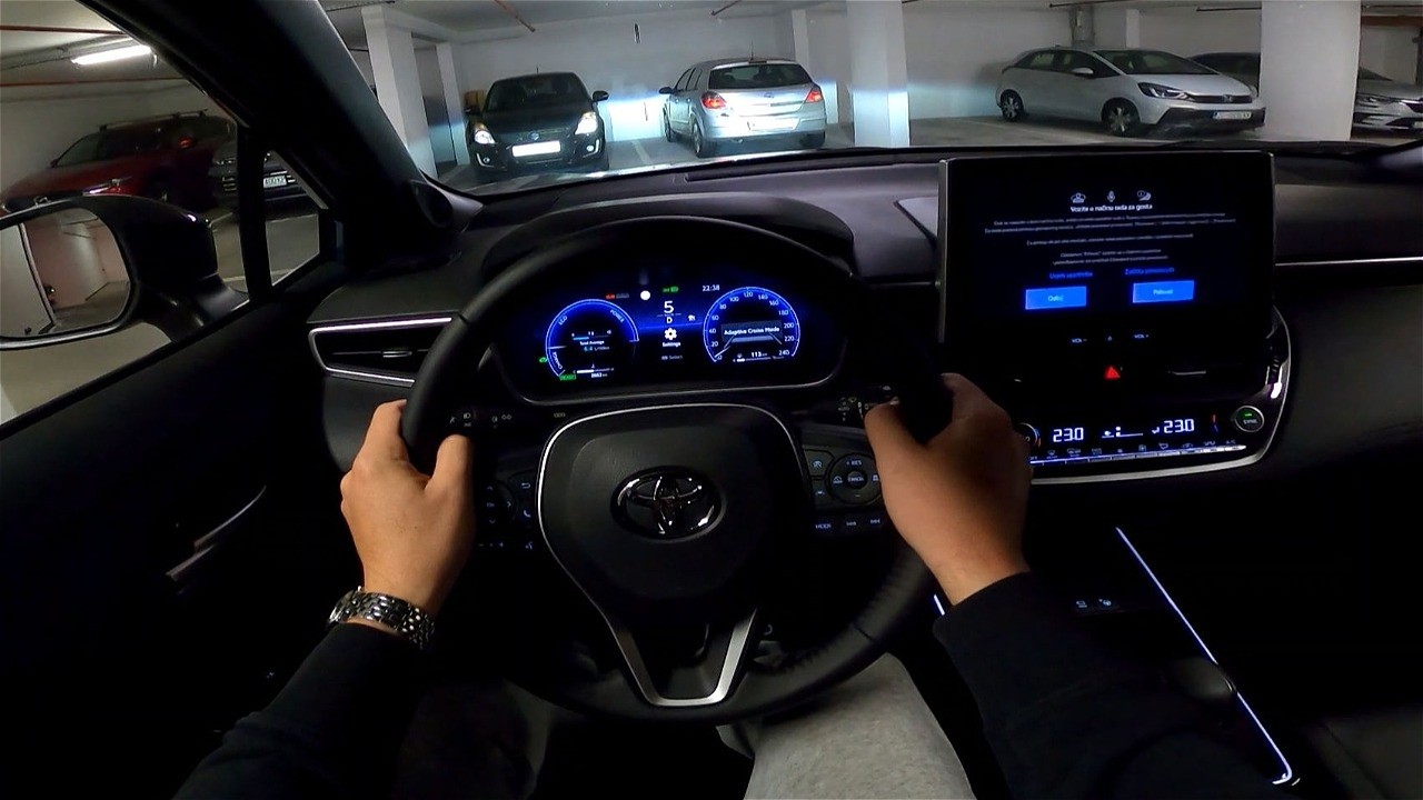 2025 Toyota Corolla Cross [2.0 Hybrid, 197 HP] Night POV Test drive | Co-driver view (ambient light)