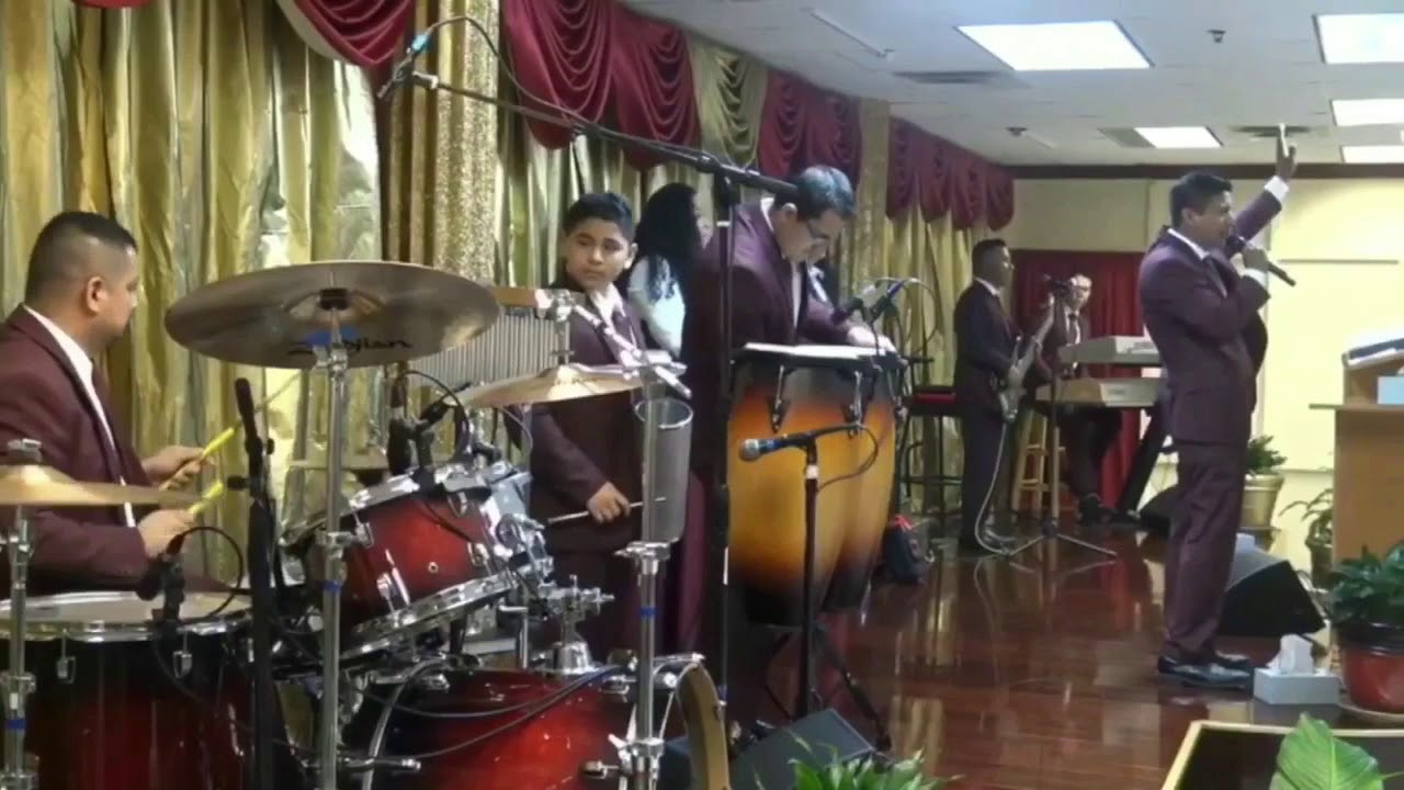 GRUPO DE ALABANZA DIVINA TRINIDAD