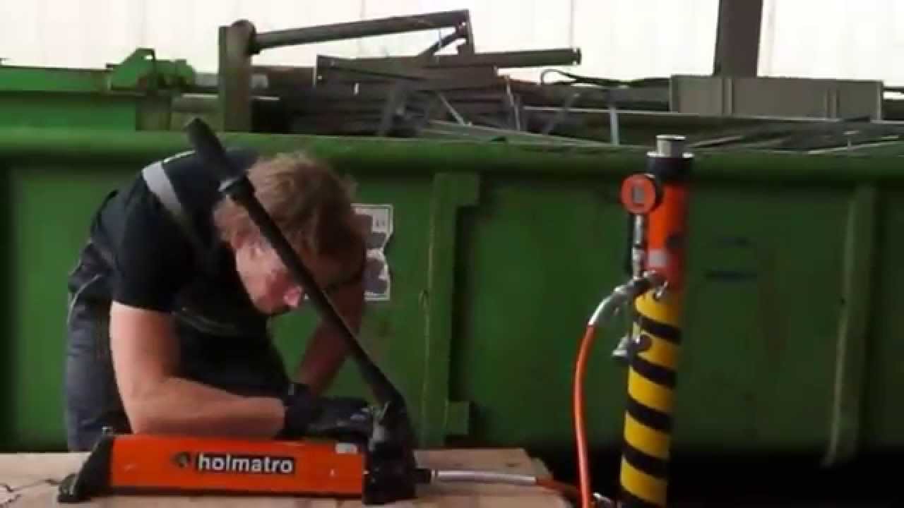 Test nowych pomp ręcznych marki Holmatro