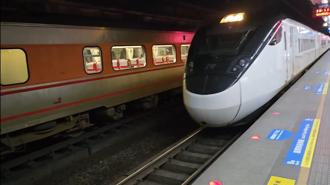 172次潮州開往花蓮的E500型雙電力機車頭E536+十二節PP車廂+E518推拉式PP自強號，和419次台東開往樹林半直達EMU3000型十二輛編組EMU3013皮蛋豆腐騰雲號紅色帶新城際自強號列車