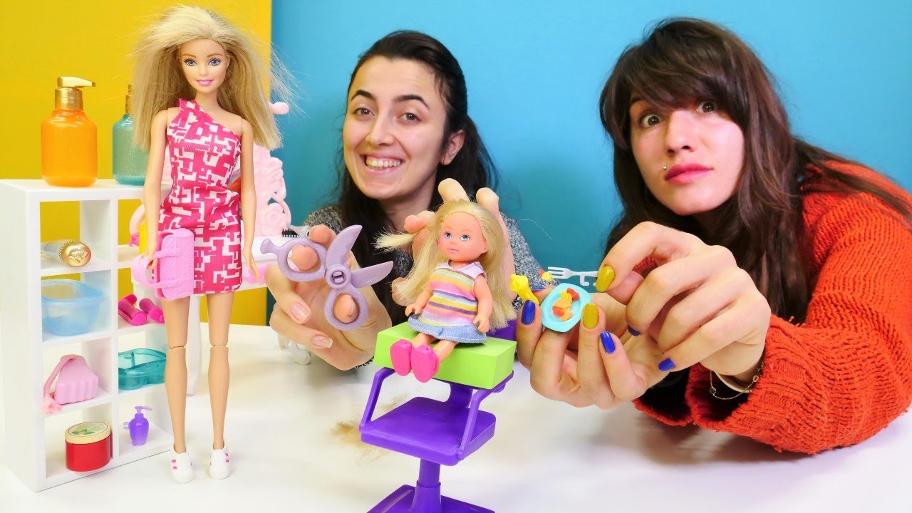 Kızlar için Barbie oyunları. Steffie saçını kestirmeye geliyor! Eğlenceli video