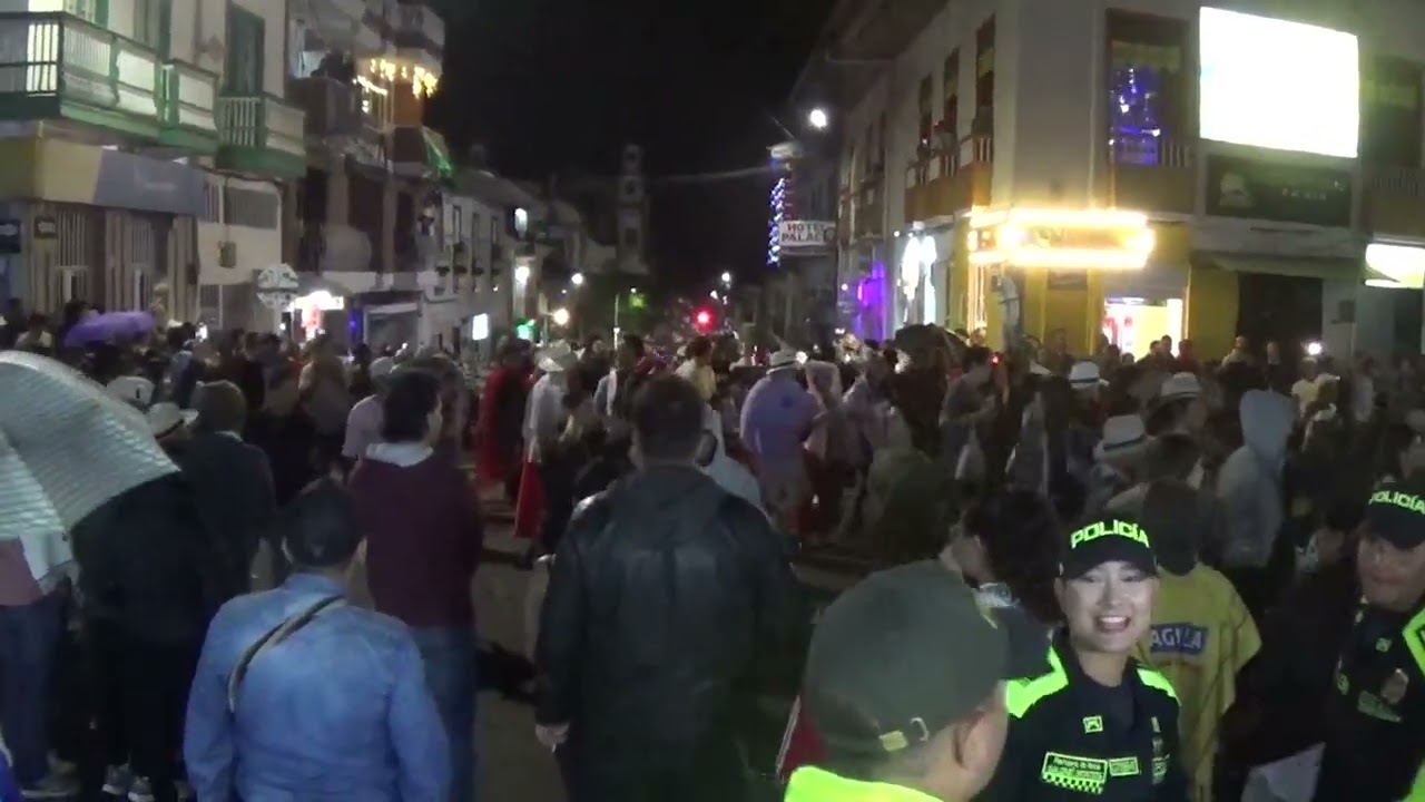 Así continua el desfile 