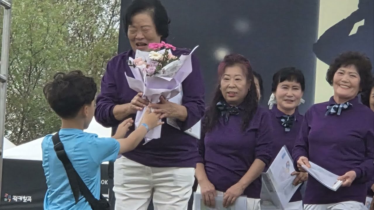제12회칠곡낙동강평화축제/왜관신협가요교실합창단/전국에서어마어마한관중들과칠곡군민들의화합,축제,푸드존/50여명의합창/칠곡찬가/우렁차게낙동강을흔들어/열어열어박수미작사곡,노래