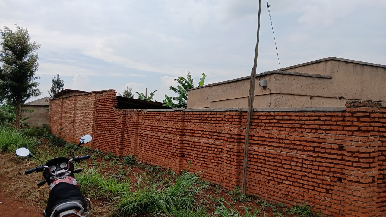 Uyinzu iri mukibanza gifite ubuso 1200 hashaka Million 20 gusa 0782174380