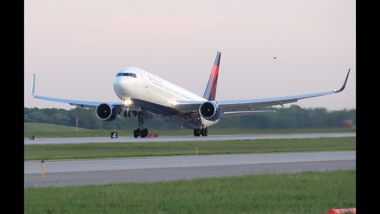 Delta 767-300 take off, DTW