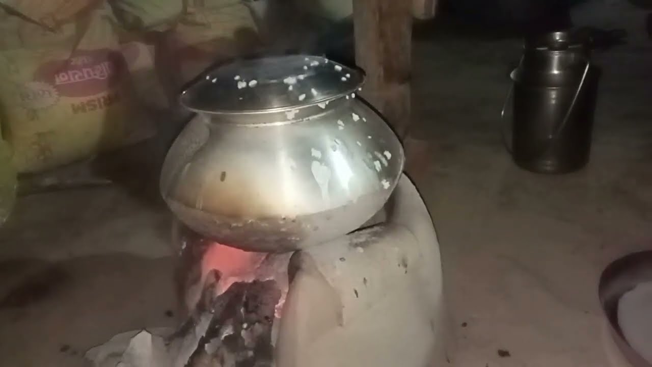 हमारे गाँव का देशी खाना 🍲खाने में पालक बथुआ चने का साग  🍚 भात और हरा मिर्ची खाया ll sejal vlog 