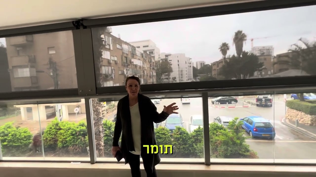 סגירה למרפסת בתל אביב בתמא 38 עם מסכי גלילה