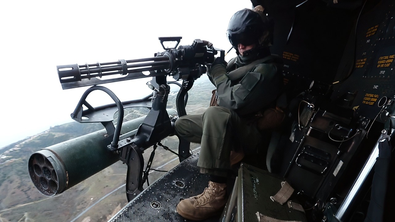 這才是現代反恐戰爭天花板！海豹突擊隊動用蝰蛇武裝直升機，搭載 M134重機槍瘋狂掃射武裝暴徒，爆爽至極