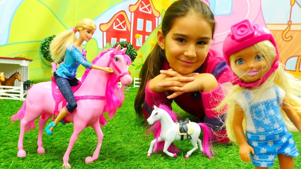 Barbie ve kızı Chelsea at çiftliğine gidiyorlar