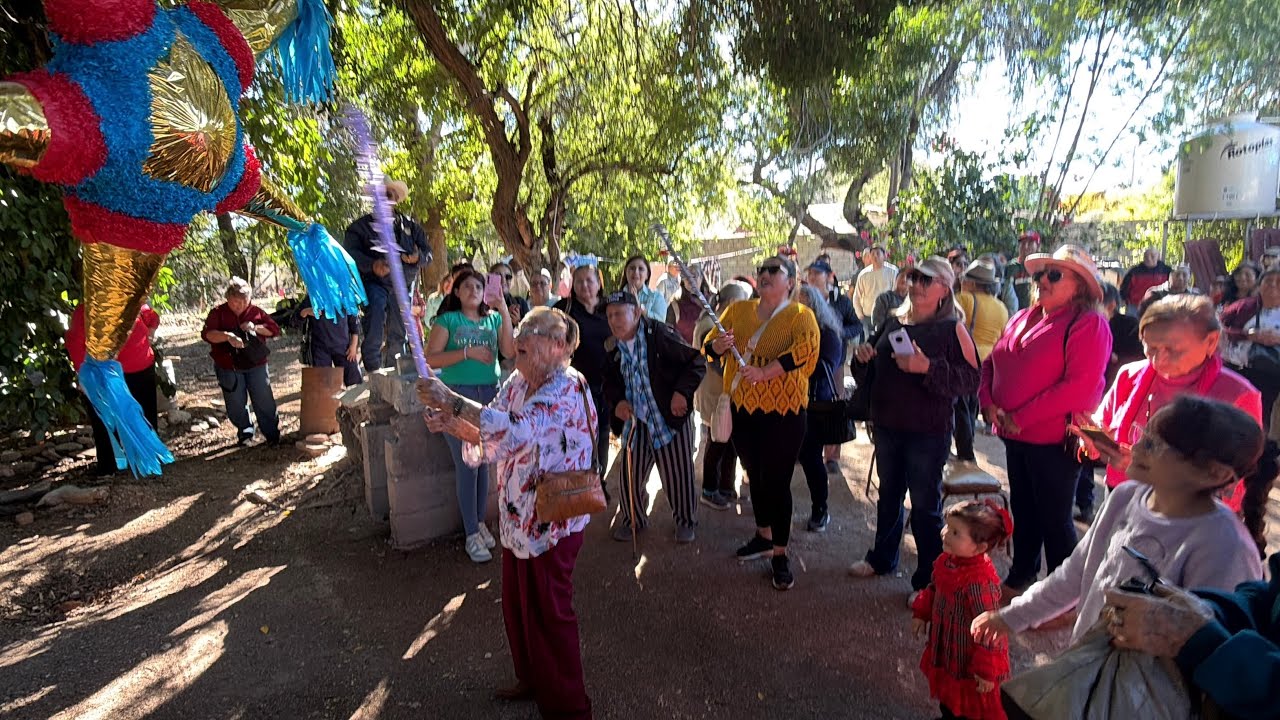 Doña Beba, Don Benny y Faviola rompen una piñata gracias a un tour que visitó San Pedro de la Cueva