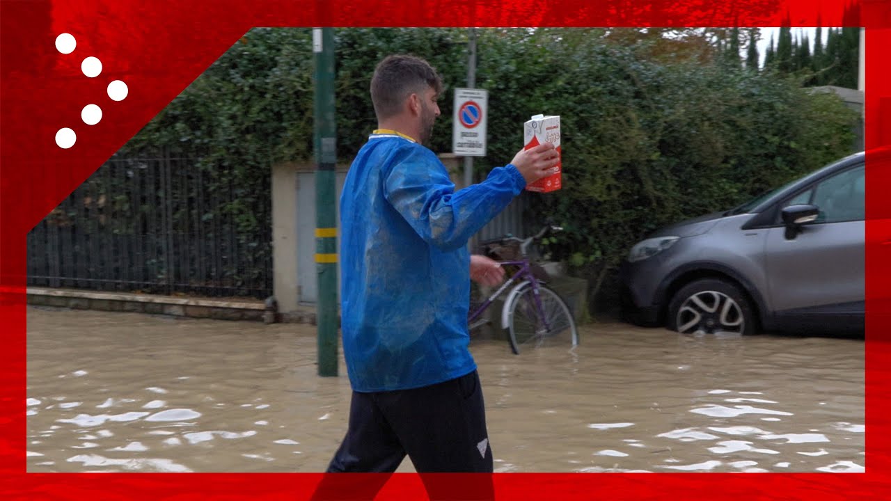 Alluvione Campi Bisenzio, i viveri arrivano con i gommoni: li portano gruppi di volontari