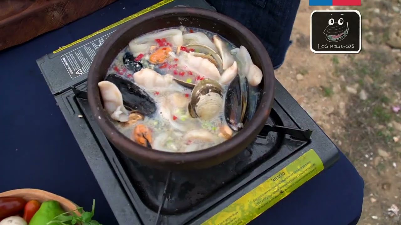 Desde caleta Lenga, región del Biobío, Chile, un perol de choritos, almejas, machas, y calamares