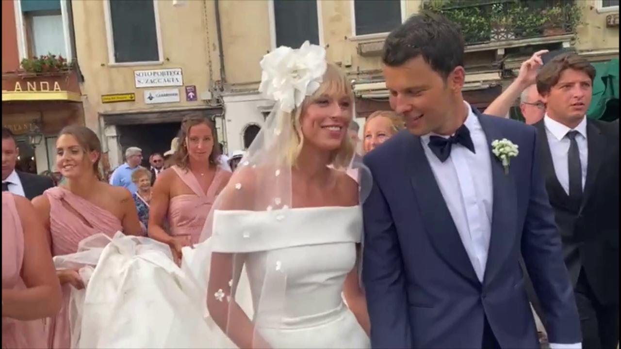 Matrimonio di Federica Pellegrini, la passeggiata a Venezia dei novelli sposi
