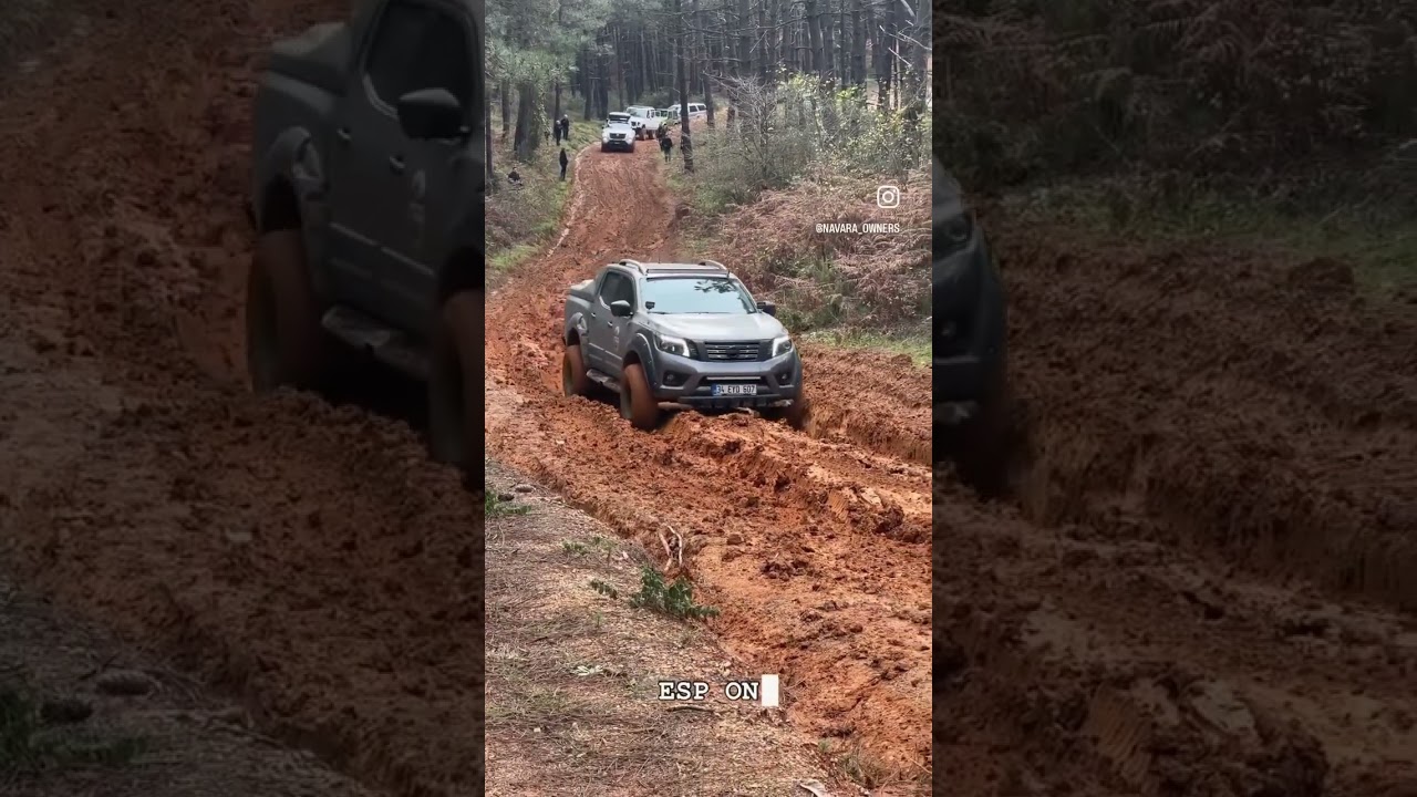 Nissan Navara NP300 climbing muddy hill with M/T tires.instgram:navara_owners