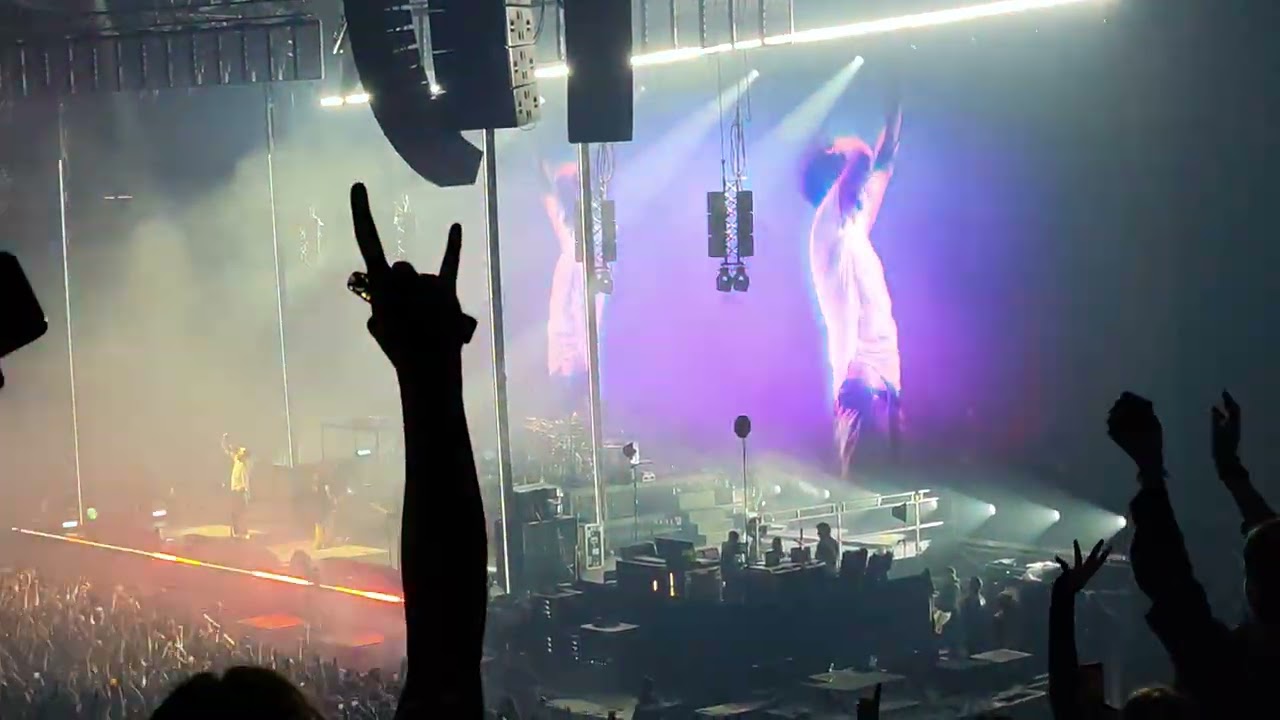 Deftones - 7 Words (with fan playing the guitar) live at Łódź, Poland 5.02.26