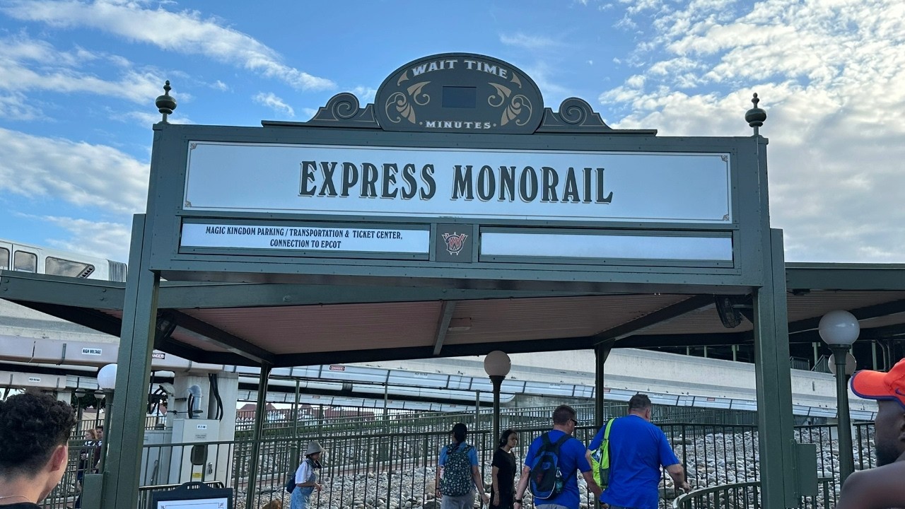 An Ambient Monorail Ride From Magic Kingdom to Epcot | Walt Disney World