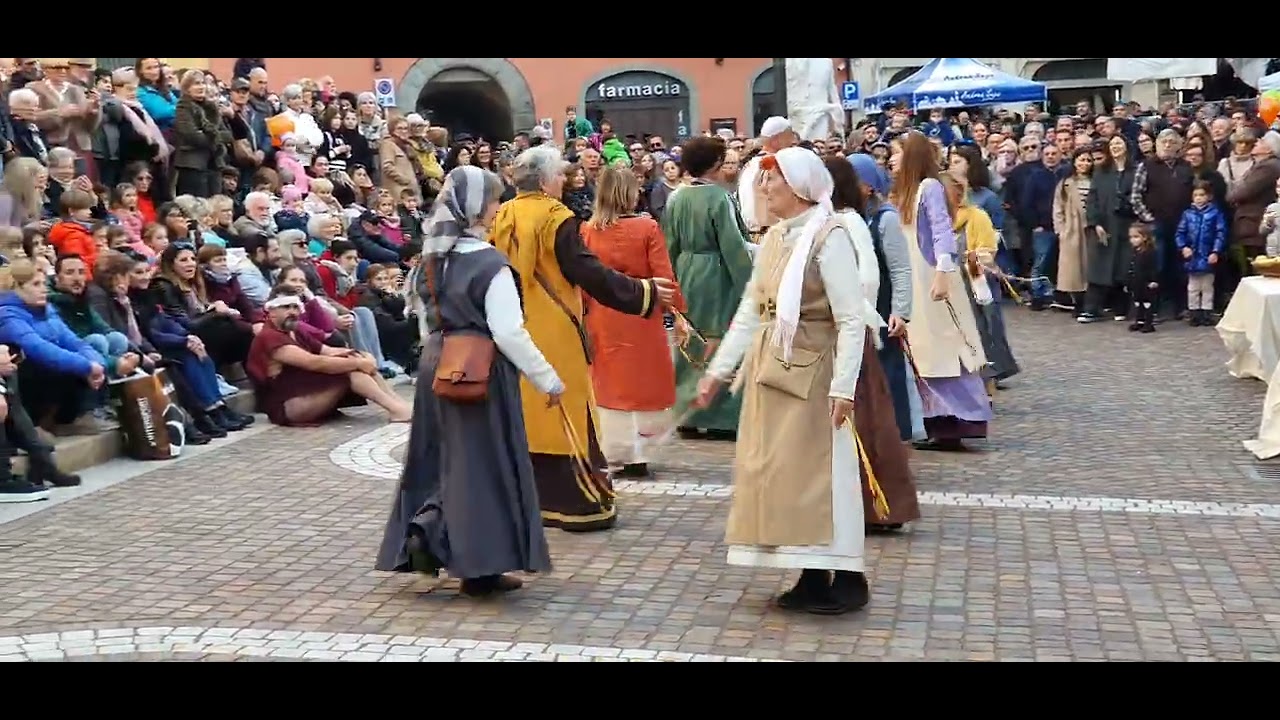 Alzano 10 novembre 2024 rappresentazione della leggenda di San Martino, la danza