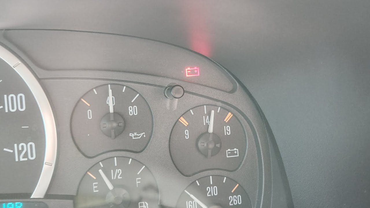 Устранение неисправностей индикатора батареи на Silverado.