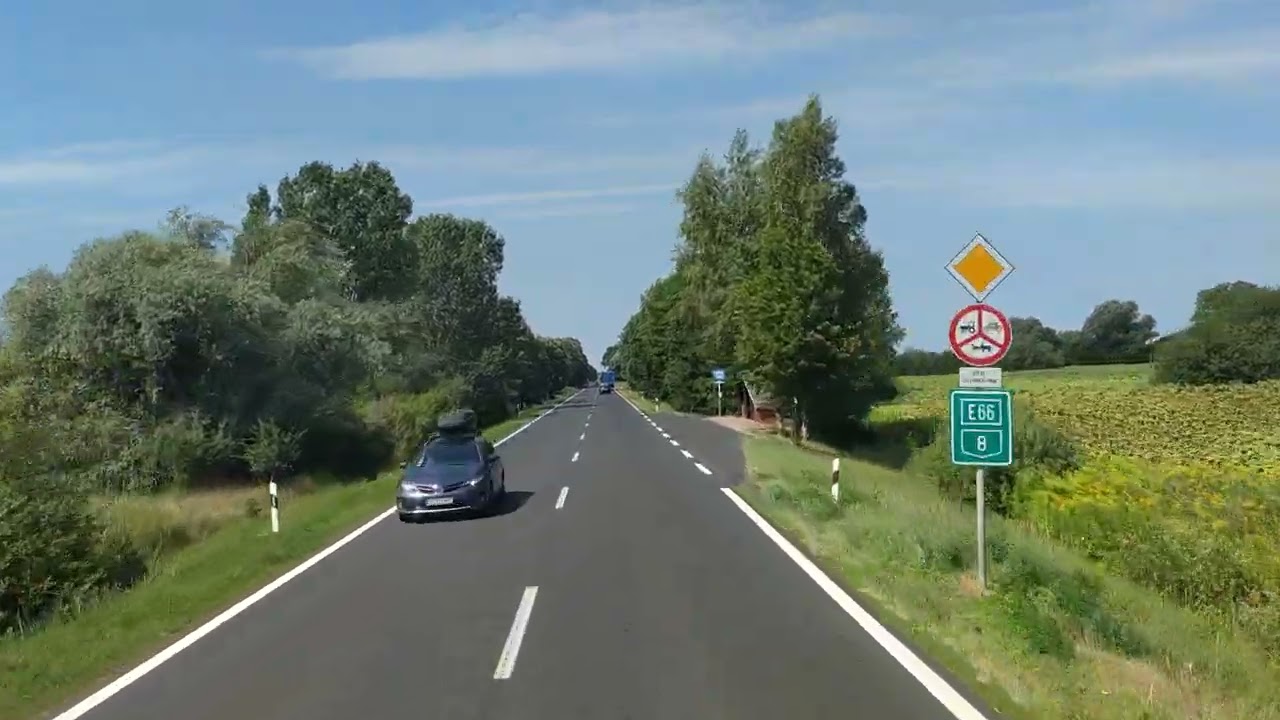 8 főút. Veszprém után. 26 perctől 3 hölgy integetett. Egyik egy idős háló inges hölgy.
