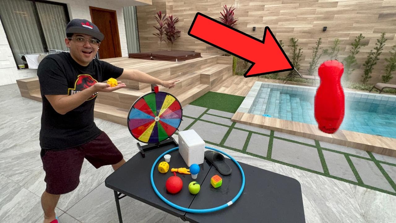 TENTE ACERTAR O ALVO INFLÁVEL NA PISCINA COM OBJETOS ALEATÓRIOS!! - Família Velhote