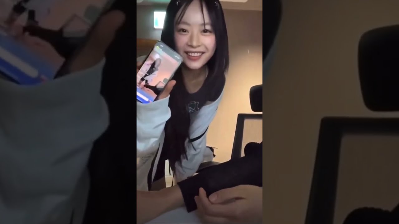 Minji and Hanni NewJeans live on phoning 12082023 #youtubeshorts #iglive #newjeans #newjeansphoning