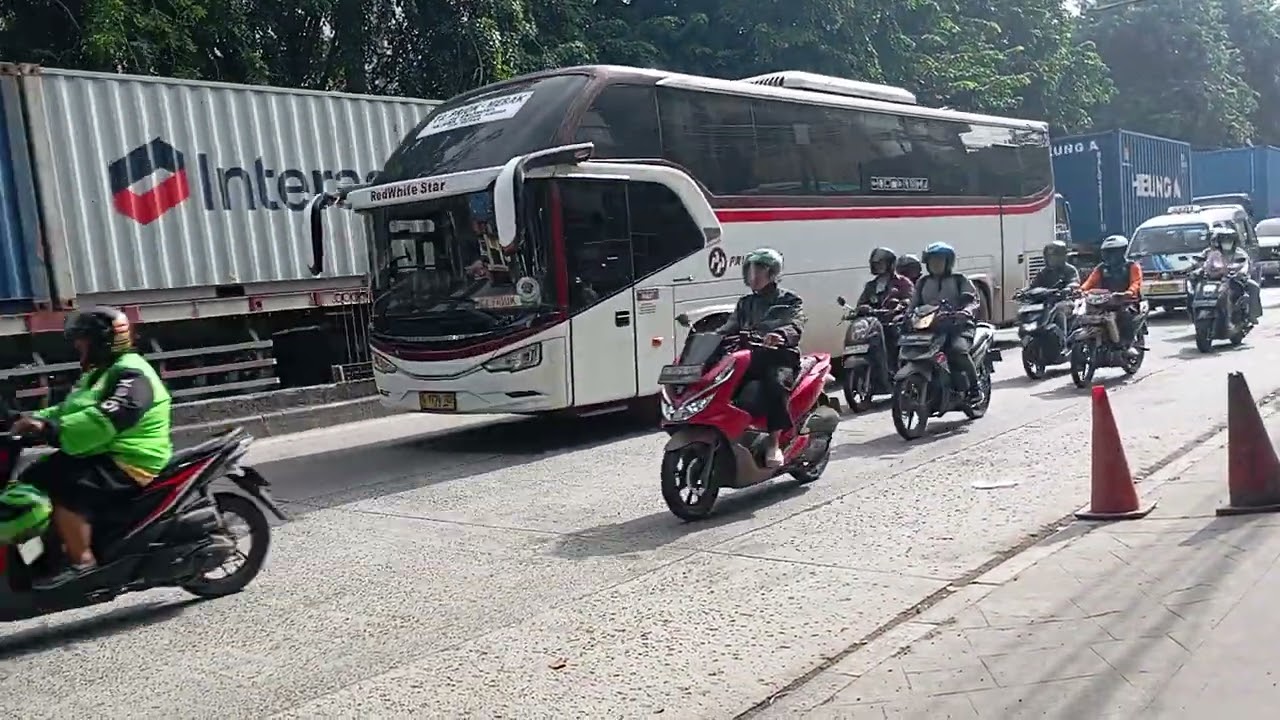 Truk, Bis Di Jalanan Indonesia