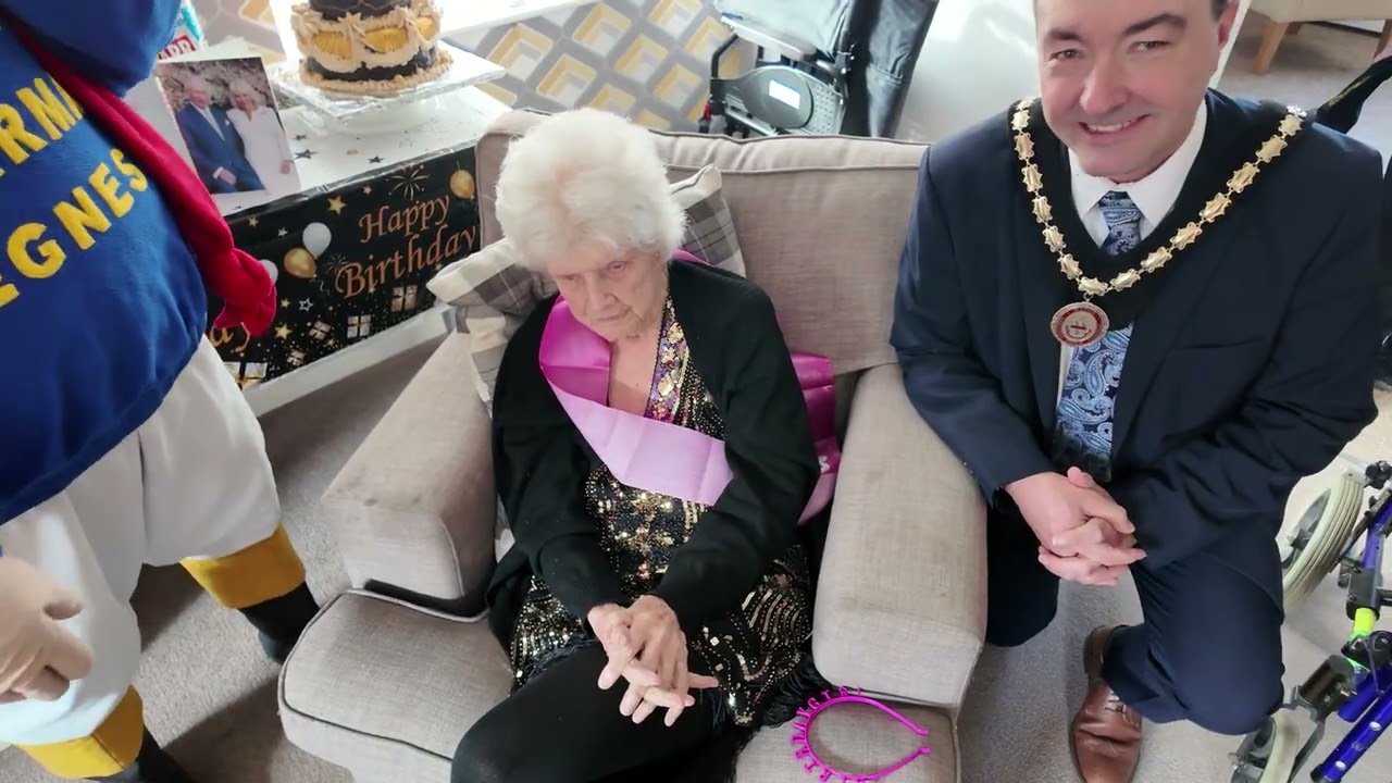 Сегодня на канале 107 дети поют песню «С днем ​​рождения». Теперь у нас есть полное разрешение по...