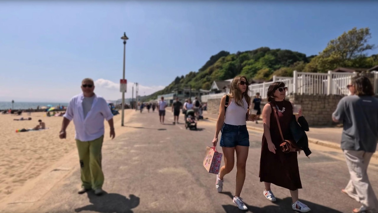 A great day at Bournemouth Beach walking to Middle Chine in 4K.