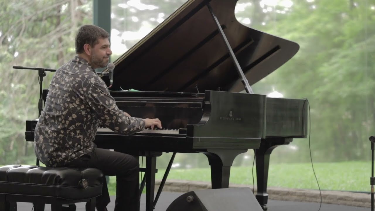 André Mehmari, piano. Improviso sobre temas propostos pelo público. Concerto de Natal 2022