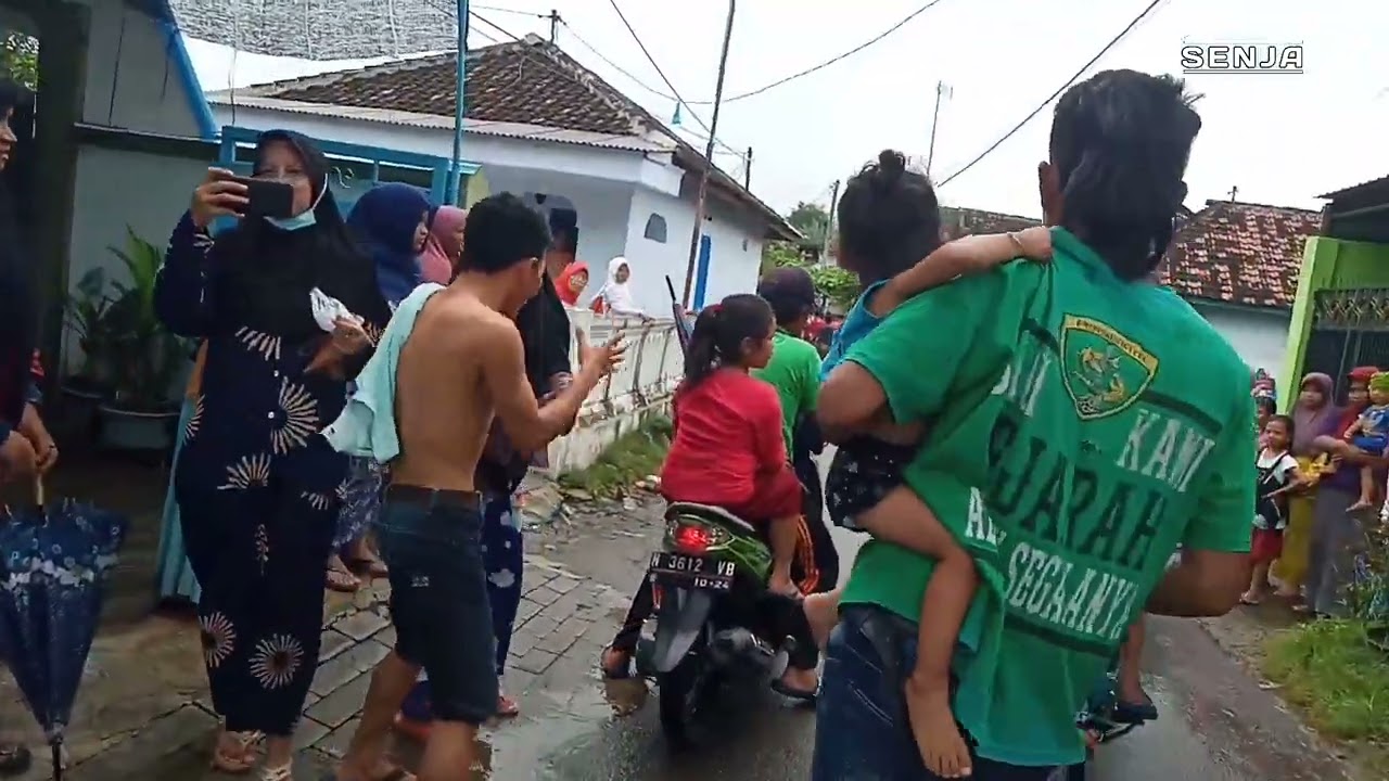 Reaksi warga saat melihat gus javar terjatuh