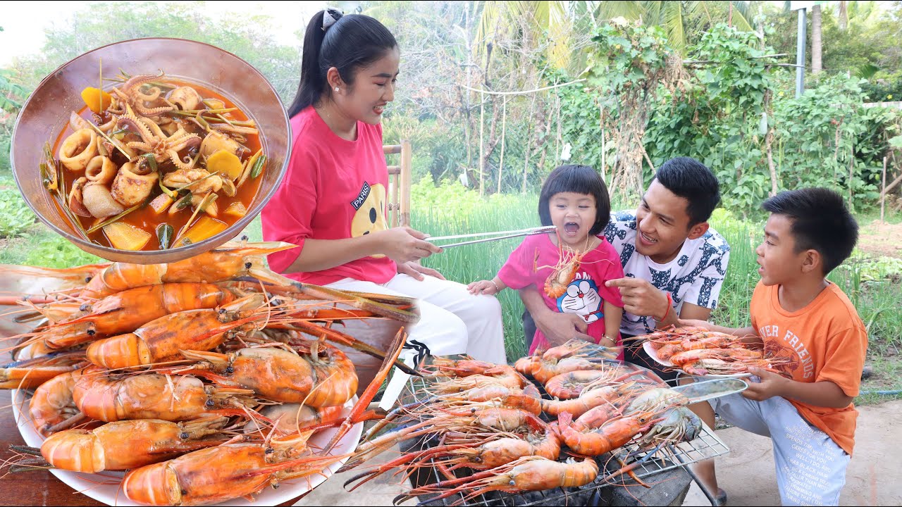 Smile girl Siv chhee happy when see grilled shrimps - Mommy and children cooking